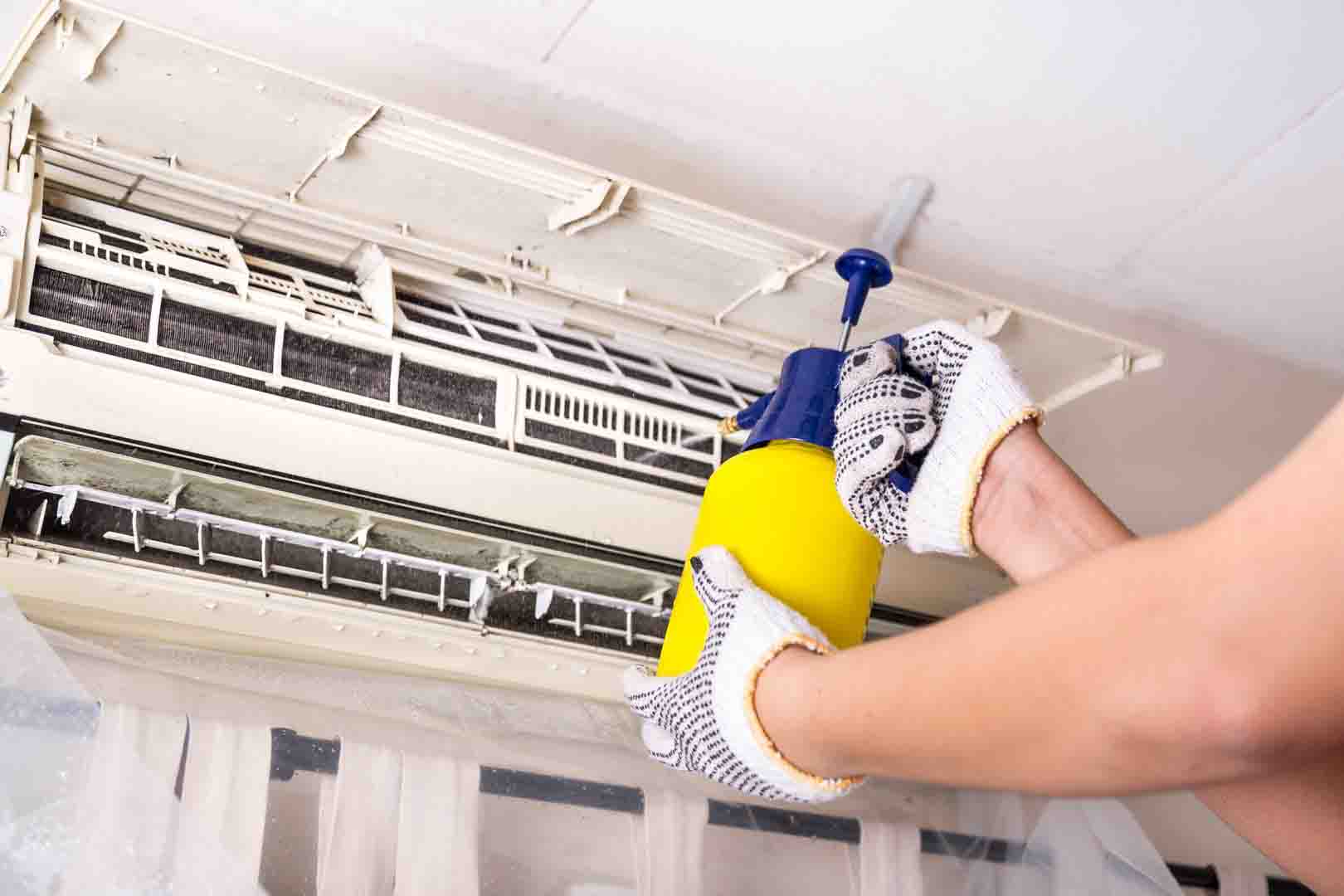 5 Perbedaan Menggunakan Cleaning Service Untuk Cuci AC dan Cuci Sendiri