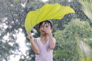 Musimm Hujan anak laki laki bermain