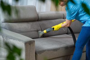 ibu ibu bersihkan sofa