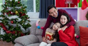 Keluarga di ruangan keluarga saat Natal