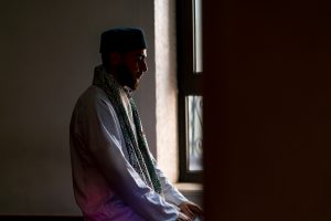 Pria solat sendiri saat lebaran