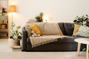 sofa bersih di ruang keluarga