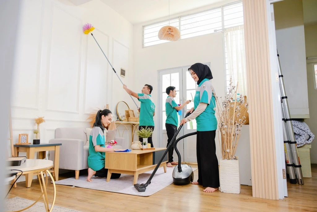 Petugas cleaning service membersihkan ruangan