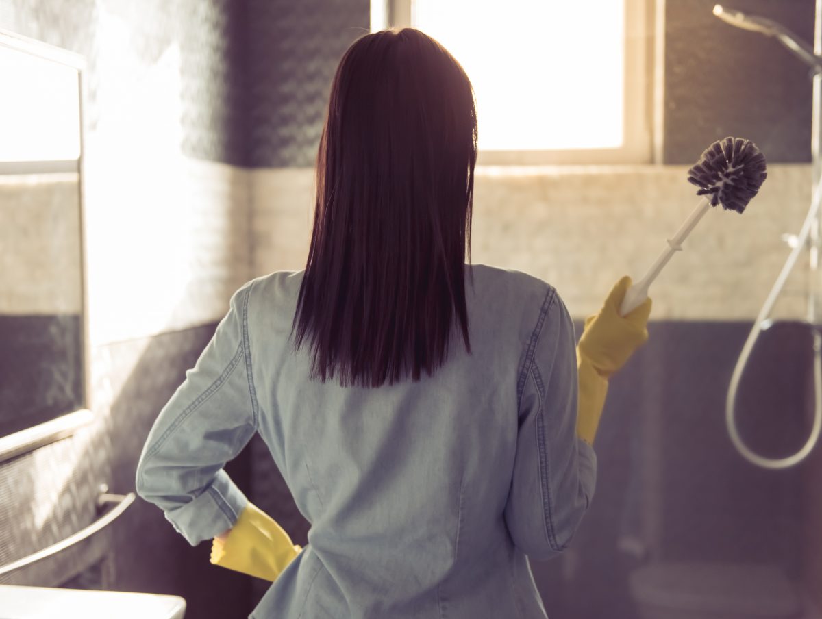 5 Kesalahan Bersihin Kamar Mandi yang Bikin Cepat Kotor Lagi — Kamu Pernah Lakuin?